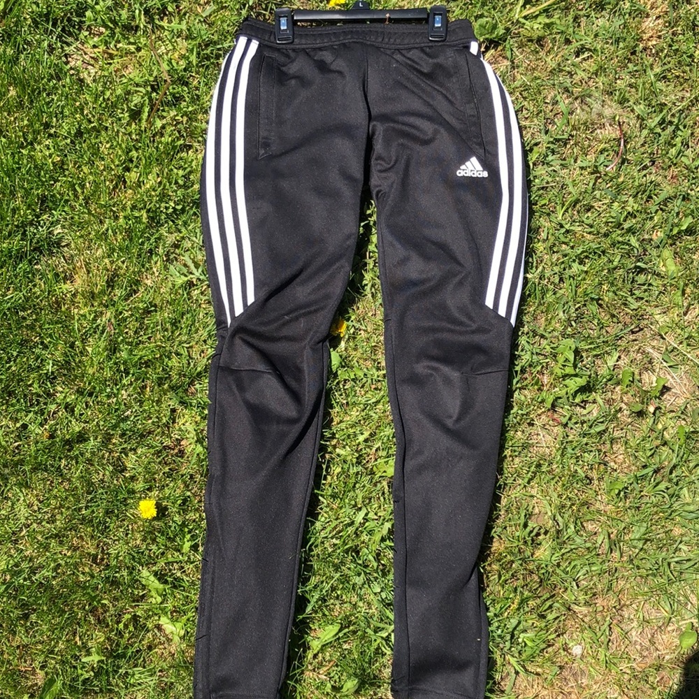 Adidas jogger pants in excellent condition ..size women’s small 4-6